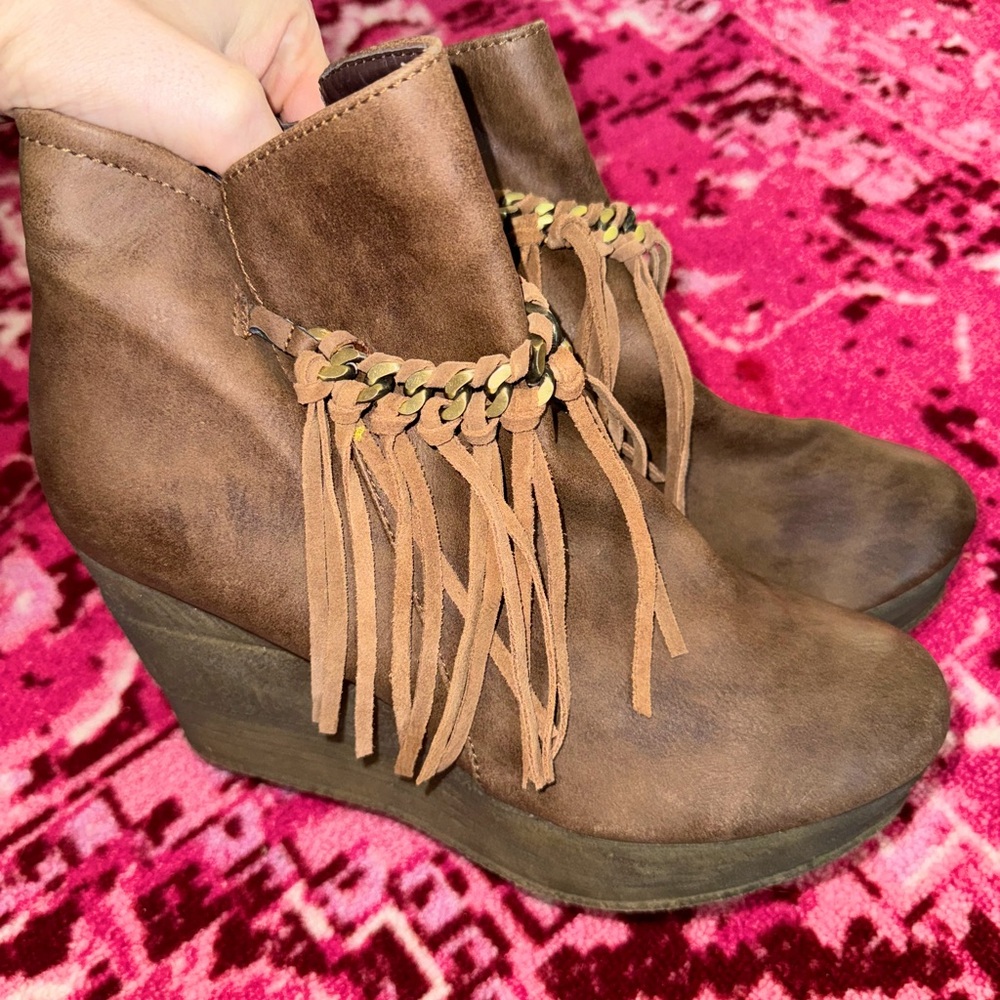 SBICCA BOOTIES. 👢
Brown Fringe Wedge Ankle Boots